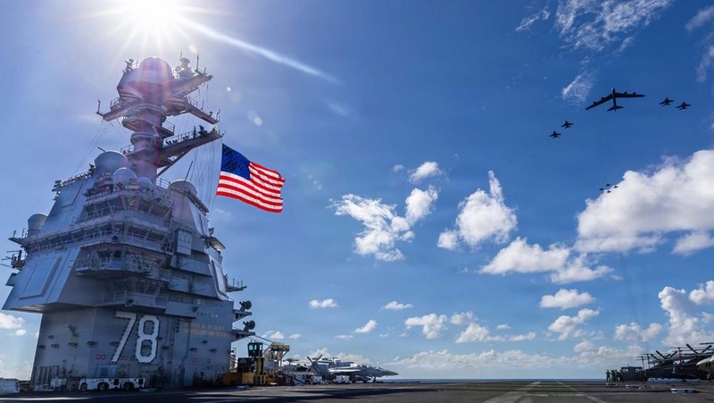 Kelompok Serang Kapal Induk Gerald R. Ford berlayar bersama Operasi Gabungan B-52 Angkatan Udara AS. (X/@NAVSOUS4THFLT)