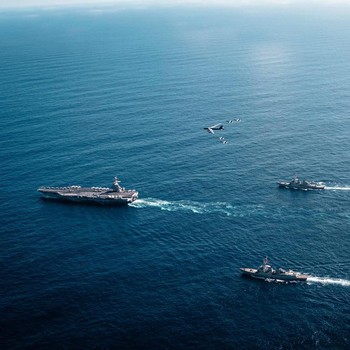 Potret AS Kerahkan USS Gerald R Ford, Kapal Perang-Jet Tempur Turun