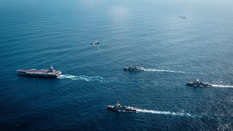 Kelompok Serang Kapal Induk Gerald R. Ford berlayar bersama Operasi Gabungan B-52 Angkatan Udara AS. (X/@NAVSOUS4THFLT)