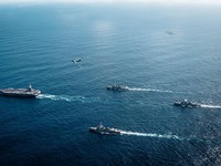 Potret AS Kerahkan USS Gerald R Ford, Kapal Perang-Jet Tempur Turun