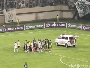 Diwarnai Ambulans Masuk Lapangan, PSS Menang 2-1 Atas Persiku