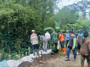 Tembok Penahan Tanah di Poncokusumo Malang Longsor, Akses Jalan Terganggu