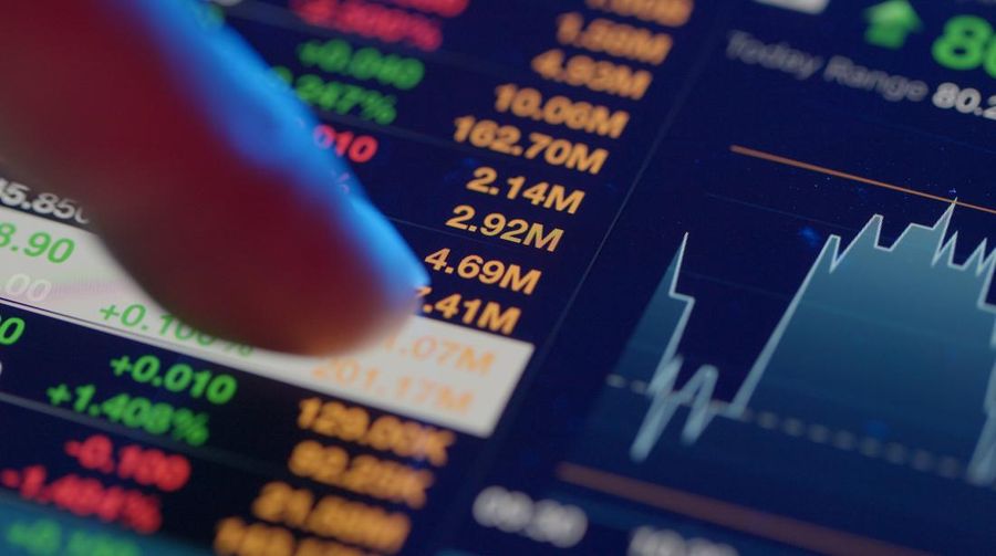 IHSG stagnan di level 8.370,44. Sektor infrastruktur mendukung kenaikan, sementara OJK siapkan regulasi free float saham. Rekomendasi saham hari ini tersedia.