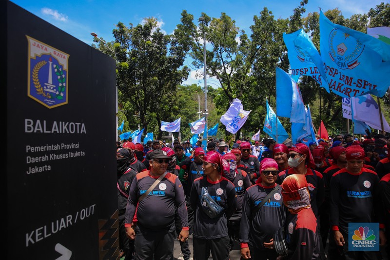 Massa buruh dari Aliansi Federasi Serikat Pekerja-Serikat Buruh se-Jakarta menggelar aksi unjuk rasa di depan Balai Kota Jakarta, Senin (17/11/2025). (CNBC Indonesia/Faisal Rahman)