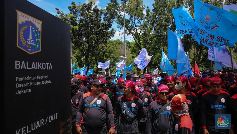 Massa buruh dari Aliansi Federasi Serikat Pekerja-Serikat Buruh se-Jakarta menggelar aksi unjuk rasa di depan Balai Kota Jakarta, Senin (17/11/2025). (CNBC Indonesia/Faisal Rahman)