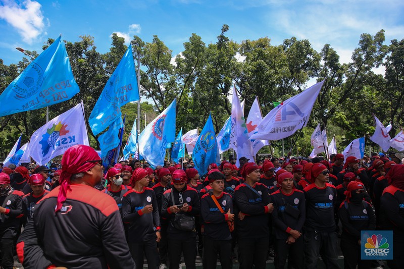 Massa buruh dari Aliansi Federasi Serikat Pekerja-Serikat Buruh se-Jakarta menggelar aksi unjuk rasa di depan Balai Kota Jakarta, Senin (17/11/2025). (CNBC Indonesia/Faisal Rahman)