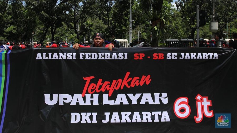 Massa buruh dari Aliansi Federasi Serikat Pekerja-Serikat Buruh se-Jakarta menggelar aksi unjuk rasa di depan Balai Kota Jakarta, Senin (17/11/2025). (CNBC Indonesia/Faisal Rahman)