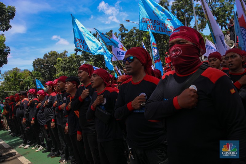 Massa buruh dari Aliansi Federasi Serikat Pekerja-Serikat Buruh se-Jakarta menggelar aksi unjuk rasa di depan Balai Kota Jakarta, Senin (17/11/2025). (CNBC Indonesia/Faisal Rahman)