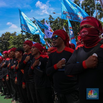 Massa Buruh Geruduk Balai Kota, Tuntut UMP Jakarta Naik ke Rp6 Juta