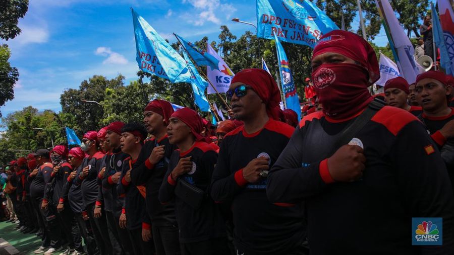 Massa buruh dari Aliansi Federasi Serikat Pekerja-Serikat Buruh se-Jakarta menggelar aksi unjuk rasa di depan Balai Kota Jakarta, Senin (17/11/2025). (CNBC Indonesia/Faisal Rahman)