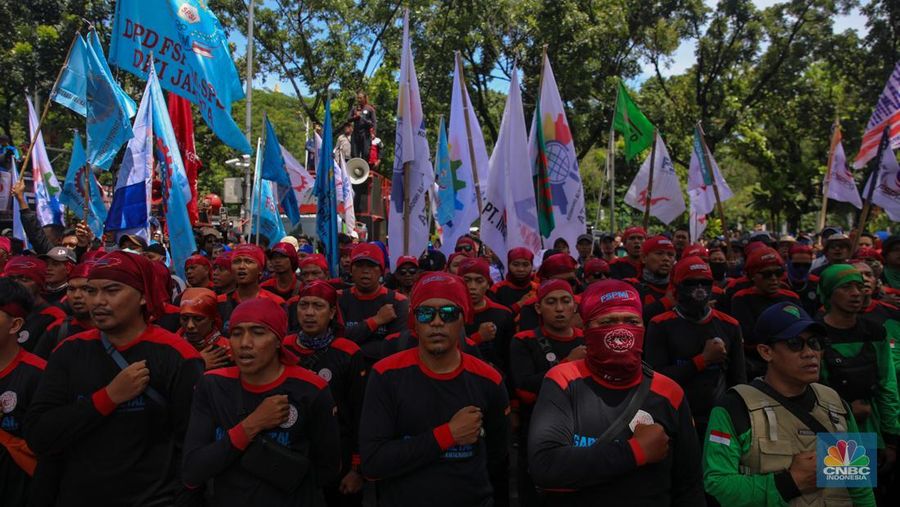 Massa buruh dari Aliansi Federasi Serikat Pekerja-Serikat Buruh se-Jakarta menggelar aksi unjuk rasa di depan Balai Kota Jakarta, Senin (17/11/2025). (CNBC Indonesia/Faisal Rahman)