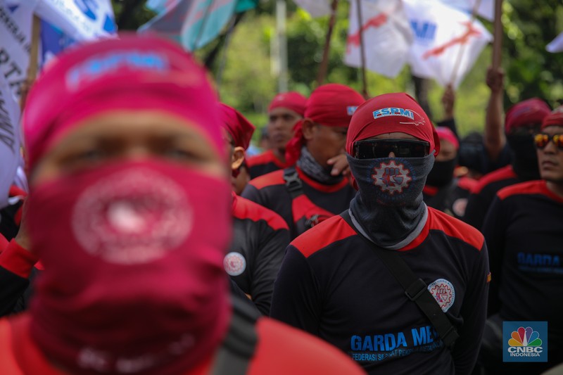 Massa buruh dari Aliansi Federasi Serikat Pekerja-Serikat Buruh se-Jakarta menggelar aksi unjuk rasa di depan Balai Kota Jakarta, Senin (17/11/2025). (CNBC Indonesia/Faisal Rahman)