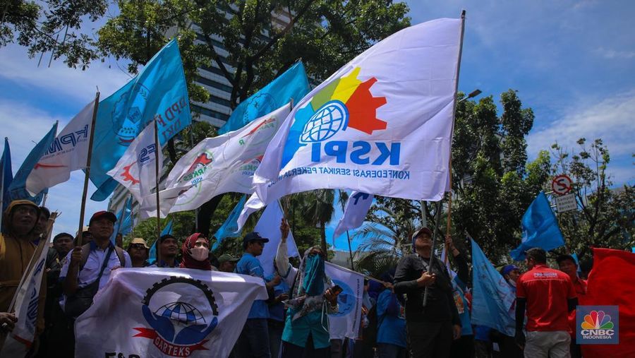 Massa buruh dari Aliansi Federasi Serikat Pekerja-Serikat Buruh se-Jakarta menggelar aksi unjuk rasa di depan Balai Kota Jakarta, Senin (17/11/2025). (CNBC Indonesia/Faisal Rahman)