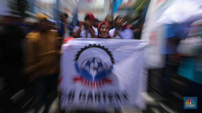 Massa buruh dari Aliansi Federasi Serikat Pekerja-Serikat Buruh se-Jakarta menggelar aksi unjuk rasa di depan Balai Kota Jakarta, Senin (17/11/2025). (CNBC Indonesia/Faisal Rahman)