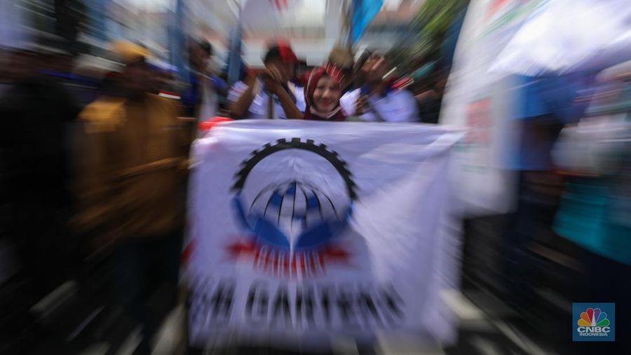 Massa buruh dari Aliansi Federasi Serikat Pekerja-Serikat Buruh se-Jakarta menggelar aksi unjuk rasa di depan Balai Kota Jakarta, Senin (17/11/2025). (CNBC Indonesia/Faisal Rahman)