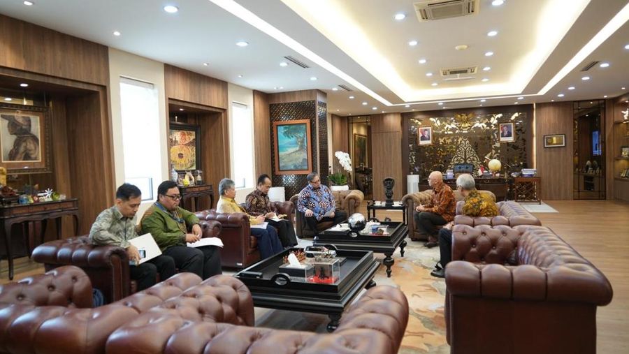 Menteri Koordinator Bidang Perekonomian Airlangga Hartarto menerima Duta Besar LBBP RI untuk Kerajaan Belgia merangkap Keharyapatihan Luksemburg dan Uni Eropa (UE) Andri Hadi, di Kantor Kementerian Koordinator Bidang Perekonomian, Jakarta, Jumat (14/11).