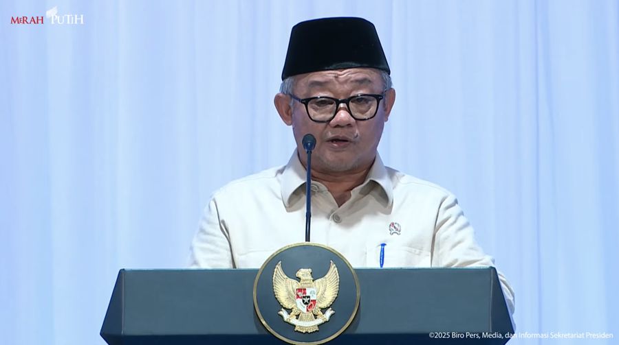 Menteri Pendidikan Dasar dan Menengah, Abdul Mu'ti saat menyampaikan laporan dalam peluncuran Digitalisasi Pembelajaran untuk Indonesia Cerdas di SMPN 4 Kota Bekasi, Jawa Barat, Senin (17/11/2025). (Tangkapan Layar Youtube/Sekretariat Presiden)