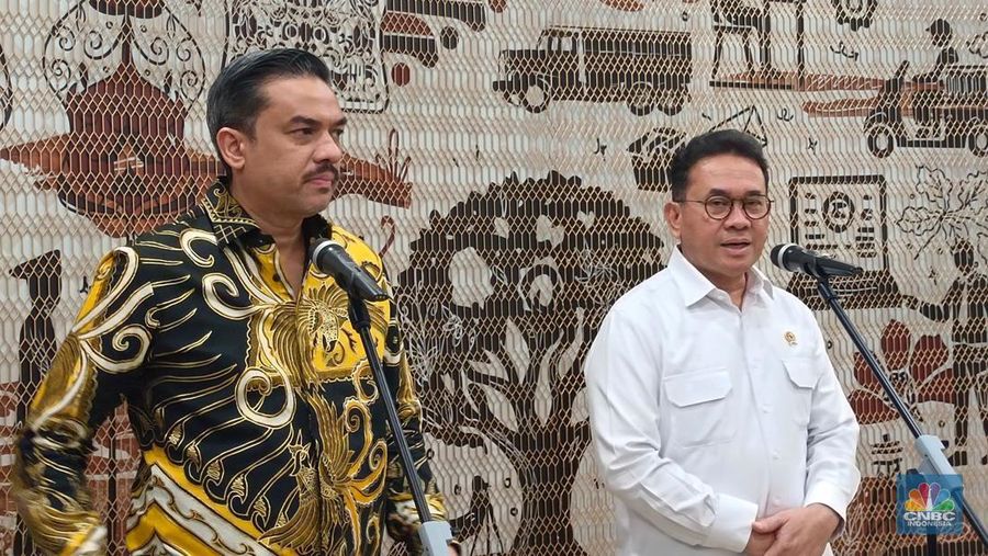 Menteri UMKM Maman Abdurrahman bersama Menteri Perdagangan (Mendag) Budi Santoso saat konferensi pers di kantor Kemendag, Jakarta, Senin (17/11/2025). (CNBC Indonesia/Martyasari Rizky)