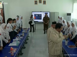 Momen Lucu Prabowo Tantang Siswa SMPN 4 Kota Bekasi Boxing