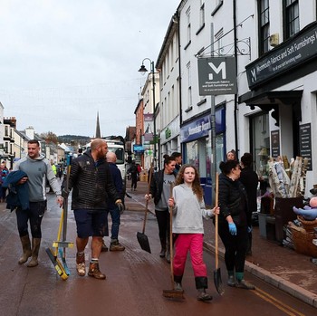 Bawa Sapu & Sekop, Potret Warga Inggris Beres-Beres Usai Kena Banjir