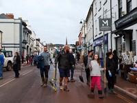 Bawa Sapu & Sekop, Potret Warga Inggris Beres-Beres Usai Kena Banjir