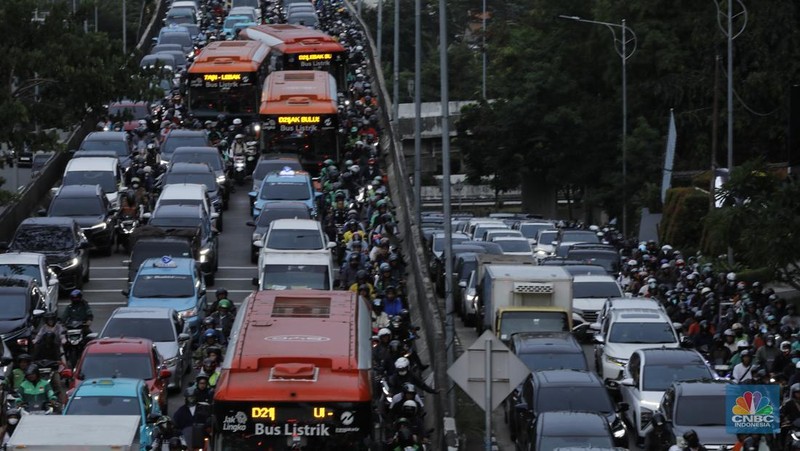 Pengendara terjebak kemacetan panjang di Jalan Tahi Bonar (TB) Simatupang arah Fatmawati, Jakarta, Senin (17/11/2025). (CNBC Indonesia/Tri Susilo)