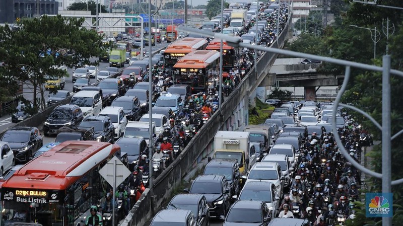 Pengendara terjebak kemacetan panjang di Jalan Tahi Bonar (TB) Simatupang arah Fatmawati, Jakarta, Senin (17/11/2025). (CNBC Indonesia/Tri Susilo)