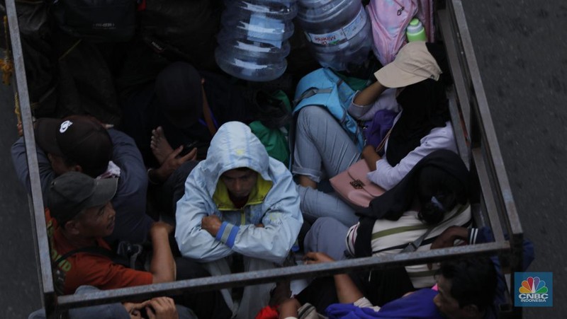 Pengendara terjebak kemacetan panjang di Jalan Tahi Bonar (TB) Simatupang arah Fatmawati, Jakarta, Senin (17/11/2025). (CNBC Indonesia/Tri Susilo)
