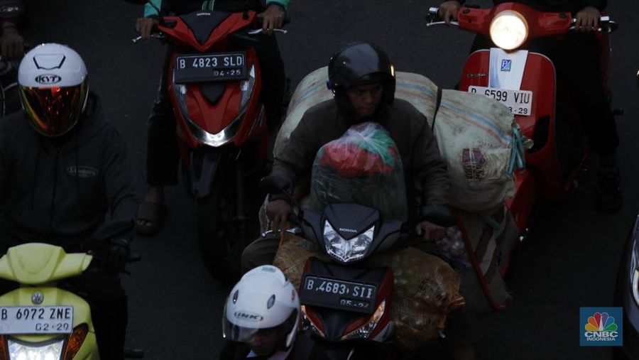 Pengendara terjebak kemacetan panjang di Jalan Tahi Bonar (TB) Simatupang arah Fatmawati, Jakarta, Senin (17/11/2025). (CNBC Indonesia/Tri Susilo)