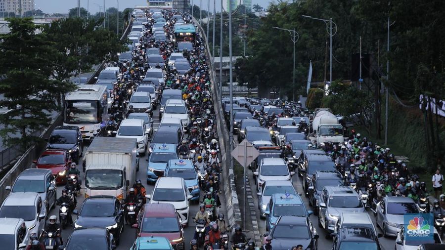 Pengendara terjebak kemacetan panjang di Jalan Tahi Bonar (TB) Simatupang arah Fatmawati, Jakarta, Senin (17/11/2025). (CNBC Indonesia/Tri Susilo)