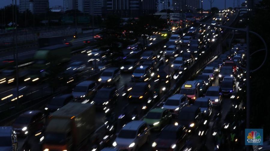 Pengendara terjebak kemacetan panjang di Jalan Tahi Bonar (TB) Simatupang arah Fatmawati, Jakarta, Senin (17/11/2025). (CNBC Indonesia/Tri Susilo)