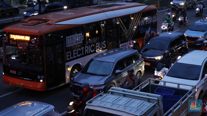 Pengendara terjebak kemacetan panjang di Jalan Tahi Bonar (TB) Simatupang arah Fatmawati, Jakarta, Senin (17/11/2025). (CNBC Indonesia/Tri Susilo)