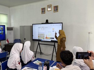 Mendikdasmen Jelaskan Alasan Prabowo Luncurkan Smartboard di SMPN 4 Bekasi