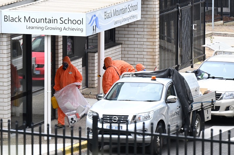 Petugas pembuangan asbes terakreditasi mendatangi Sekolah Black Mountain di Canberra, Australia, 17 November 2025. Hampir 70 sekolah negeri di Canberra akan ditutup hari ini karena potensi kontaminasi asbes. (Lukas Coch/AAP/via REUTERS)
