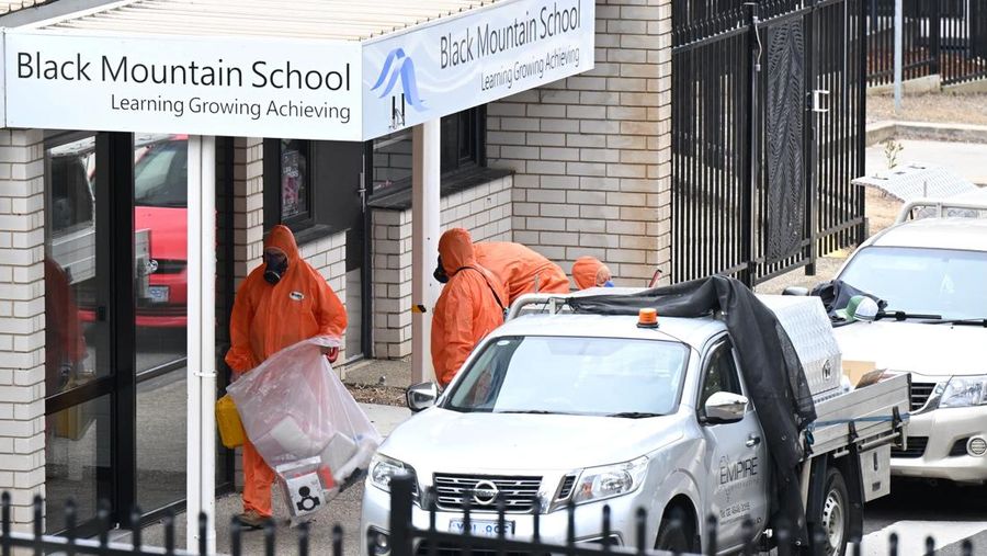 Petugas pembuangan asbes terakreditasi mendatangi Sekolah Black Mountain di Canberra, Australia, 17 November 2025. Hampir 70 sekolah negeri di Canberra akan ditutup hari ini karena potensi kontaminasi asbes. (Lukas Coch/AAP/via REUTERS)