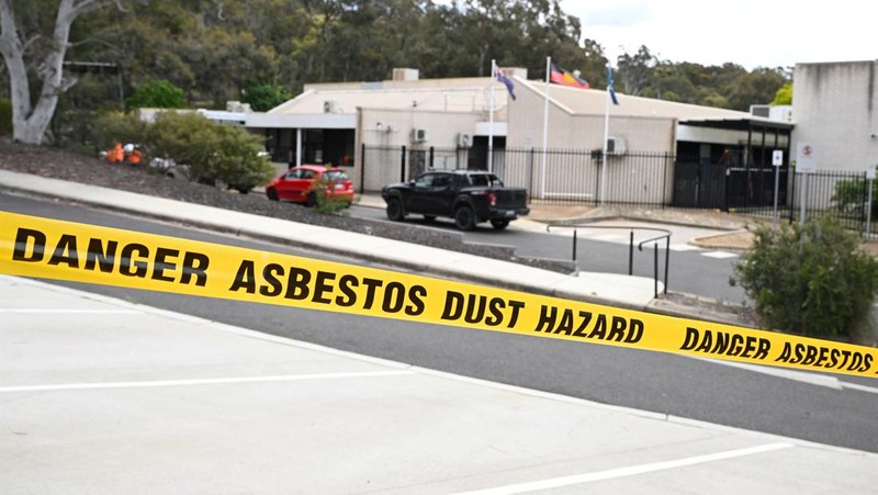 Petugas pembuangan asbes terakreditasi mendatangi Sekolah Black Mountain di Canberra, Australia, 17 November 2025. Hampir 70 sekolah negeri di Canberra akan ditutup hari ini karena potensi kontaminasi asbes. (Lukas Coch/AAP/via REUTERS)