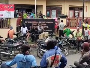 Video: Kapolsek Sempat Ditarik saat Massa Geruduk Polsek Ijen Bondowoso