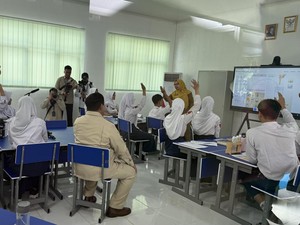 Prabowo Cek Penggunaan Smartboard di SMPN 4 Bekasi, Ikut Duduk di Kelas