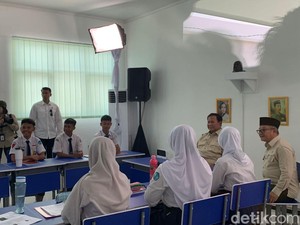 Momen Hangat Prabowo Bareng Siswa Perhatikan Guru Mengajar Via Smartboard