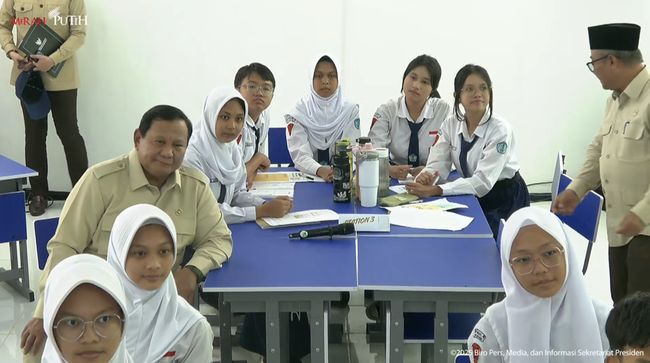 Saat Prabowo Ikut Belajar Bareng Siswa Kelas IX SMPN 4 Kota Bekasi