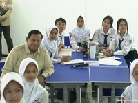 Saat Prabowo Ikut Belajar Bareng Siswa Kelas IX SMPN 4 Kota Bekasi