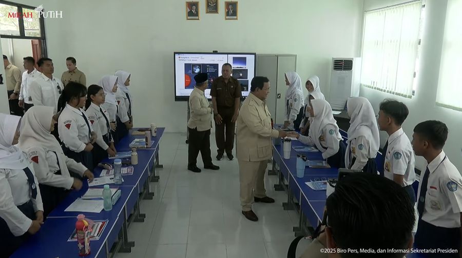 Presiden Prabowo Subianto mengunjungi SMPN 4 Kota Bekasi, Jawa Barat, Senin (17/11/2025). (Tangkapan Layar Youtube/Sekretariat Presiden)