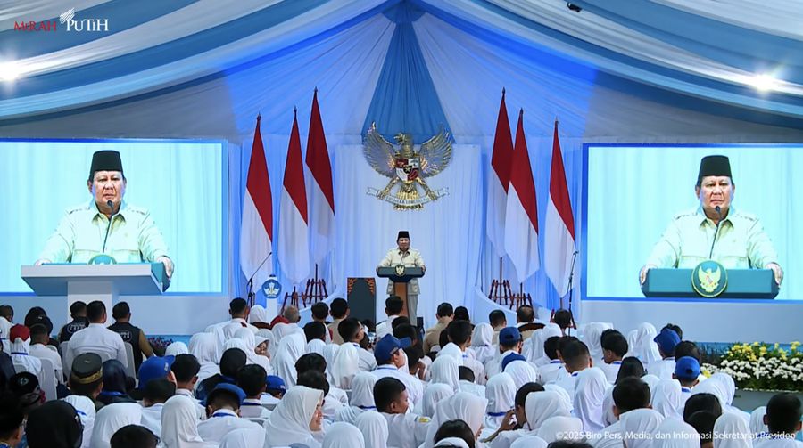 Presiden Prabowo Subianto menyampaikan sambutan dalam peluncuran Digitalisasi Pembelajaran untuk Indonesia Cerdas di SMPN 4 Bekasi, Jawa Barat, Senin (17/11/2025). (Tangkapan Layar Youtube/Sekretariat Presiden)