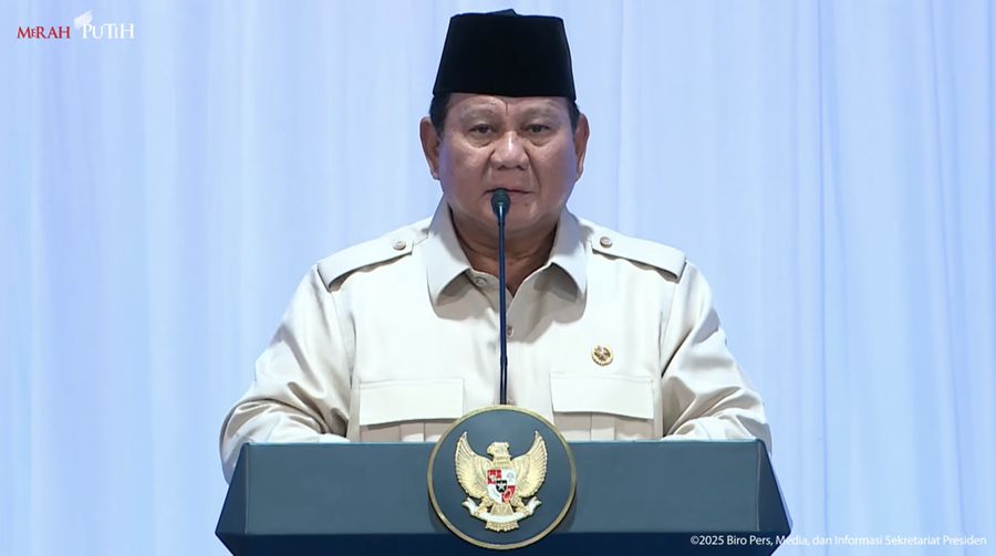 Presiden Prabowo Subianto menyampaikan sambutan dalam peluncuran Digitalisasi Pembelajaran untuk Indonesia Cerdas di SMPN 4 Kota Bekasi, Jawa Barat, Senin (17/11/2025). (Tangkapan Layar Youtube/Sekretariat Presiden)