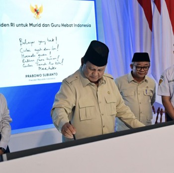 Momen Prabowo Luncurkan Program Digitalisasi Pembelajaran di Bekasi