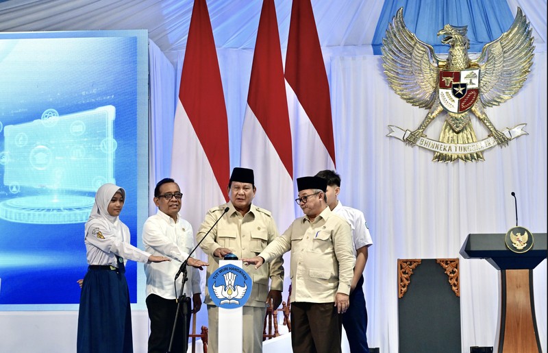 Presiden Prabowo Subianto secara resmi meluncurkan Program Digitalisasi Pembelajaran untuk Indonesia Cerdas dalam sebuah acara yang digelar terpusat di SMP Negeri 4 Kota Bekasi, pada Senin, 17 November 2025. (BPMI Setpres)