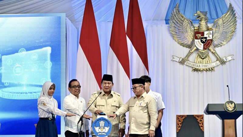Presiden Prabowo Subianto secara resmi meluncurkan Program Digitalisasi Pembelajaran untuk Indonesia Cerdas dalam sebuah acara yang digelar terpusat di SMP Negeri 4 Kota Bekasi, pada Senin, 17 November 2025. (BPMI Setpres)
