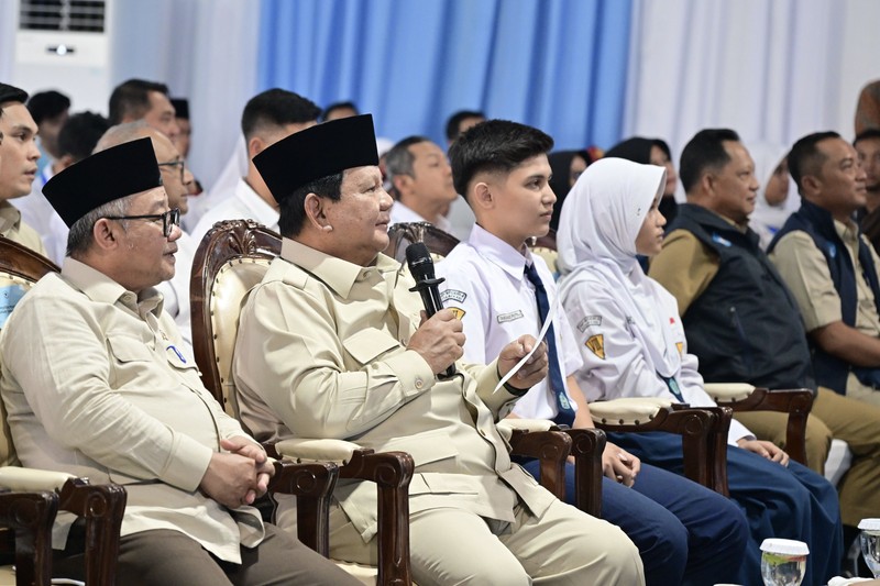 Presiden Prabowo Subianto secara resmi meluncurkan Program Digitalisasi Pembelajaran untuk Indonesia Cerdas dalam sebuah acara yang digelar terpusat di SMP Negeri 4 Kota Bekasi, pada Senin, 17 November 2025. (BPMI Setpres)