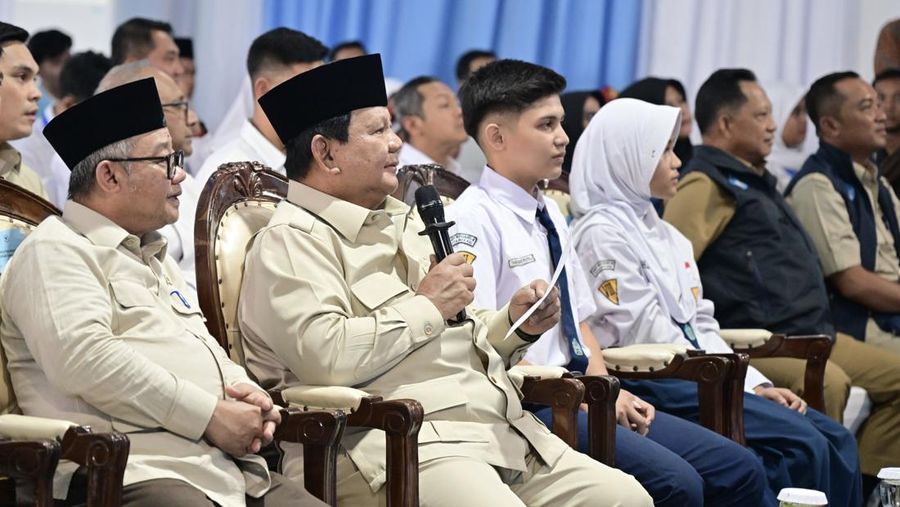 Presiden Prabowo Subianto secara resmi meluncurkan Program Digitalisasi Pembelajaran untuk Indonesia Cerdas dalam sebuah acara yang digelar terpusat di SMP Negeri 4 Kota Bekasi, pada Senin, 17 November 2025. (BPMI Setpres)