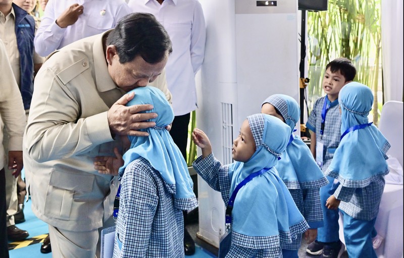 Presiden Prabowo Subianto secara resmi meluncurkan Program Digitalisasi Pembelajaran untuk Indonesia Cerdas dalam sebuah acara yang digelar terpusat di SMP Negeri 4 Kota Bekasi, pada Senin, 17 November 2025. (BPMI Setpres)